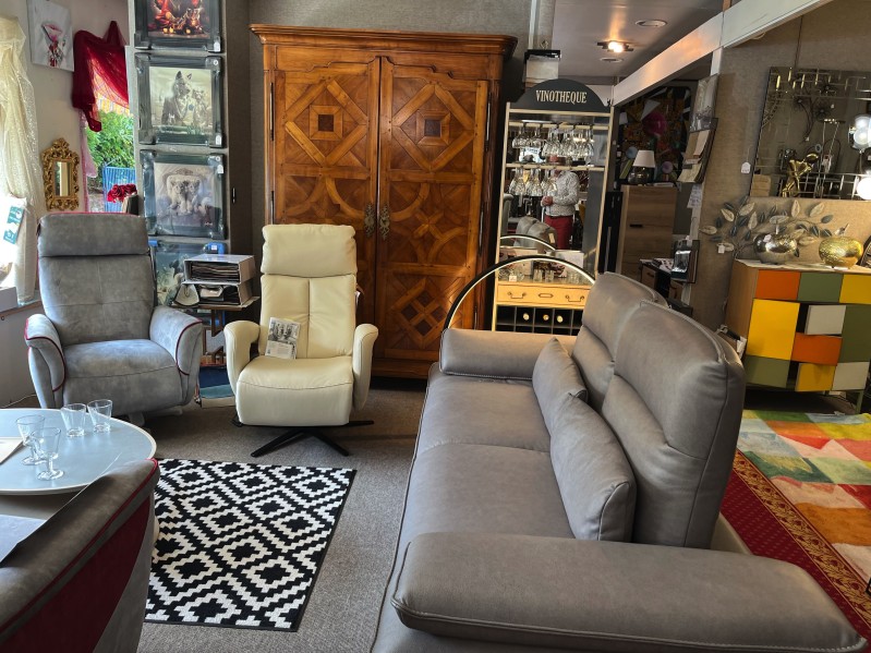 Ambiance de salon avec canapé simple et motorisé 