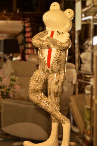 Statue de grenouille costume