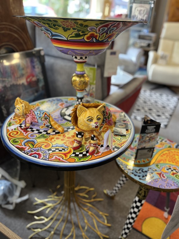 Table doré et multi couleur avec pied racine doré 