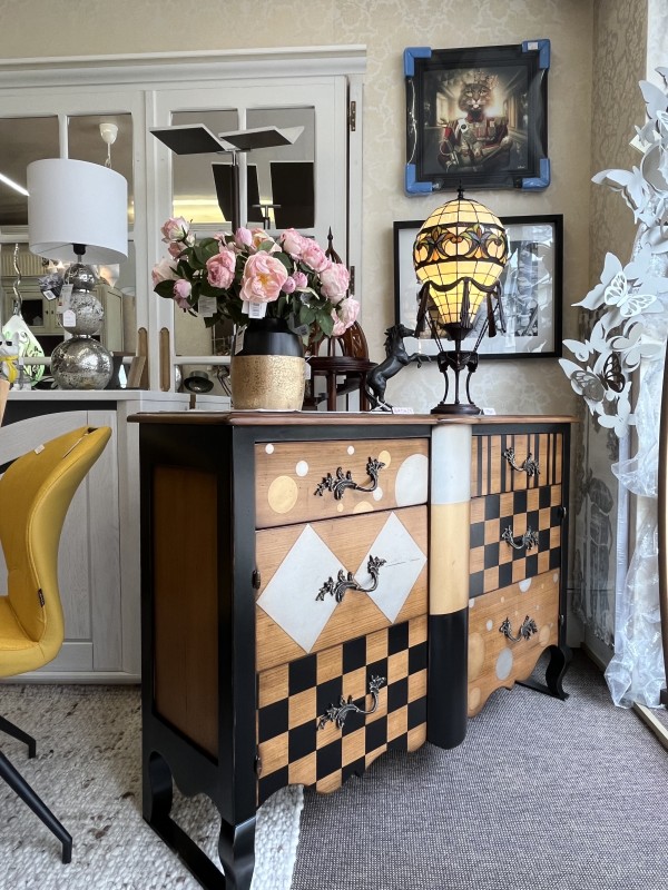 Meuble en bois damier 