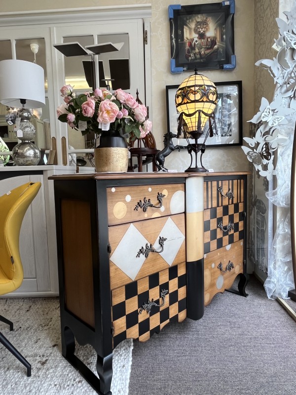 Meuble en bois damier 