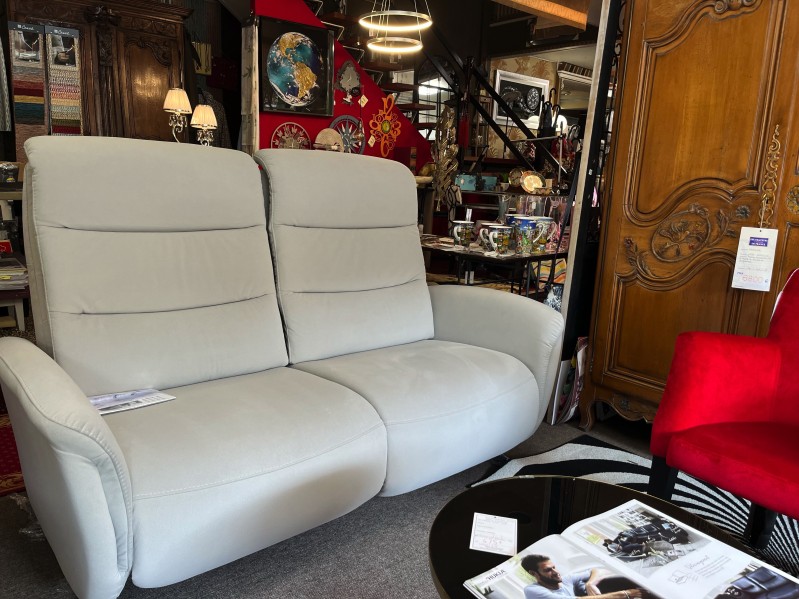 Ambiance de salon avec canapé simple et motorisé 